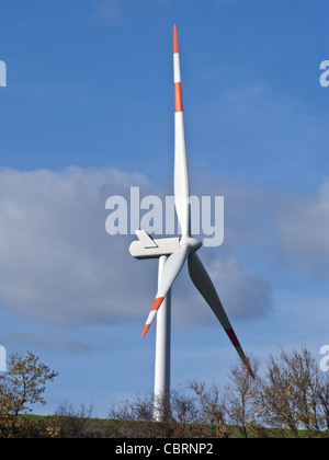 Generatore a vento dietro una collina Foto Stock