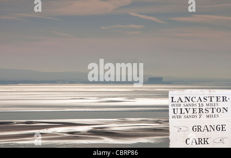 Heysham centrale nucleare attraverso Morecambe Bay dal vicino a Baycliff, Cumbria, Regno Unito. Foto Stock