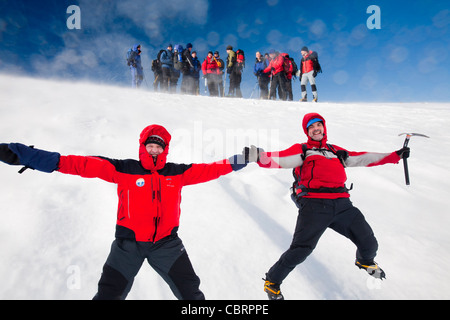 Un gruppo di alpinisti Cairngorm ascendente in Cairngorm National Park in Scozia UK. Foto Stock