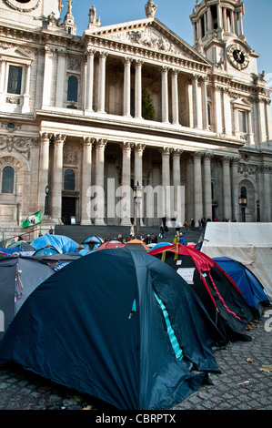 Occupare Londra protesta tende accampati fuori la Cattedrale di St Paul e dicembre 2011 Foto Stock