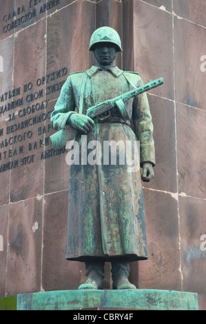 Dettaglio di un monumento commemorativo della liberazione di Varsavia da parte delle truppe sovietiche, nel quartiere Praga di Varsavia Polonia Europa Foto Stock