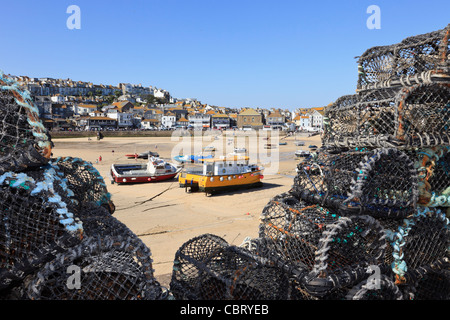 Lobster cantre sulla parete del porto con barche ormeggiate a bassa marea nel piccolo porto di pesca in St Ives Cornwall Inghilterra UK Gran Bretagna Foto Stock