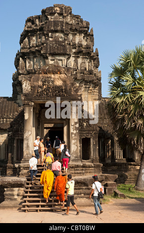 Visitatori presso la Western cancello di ingresso, West Gopura, del complesso di Angkor Wat, Angkor, Siem Reap, Cambogia Foto Stock