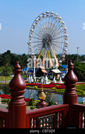 La vista dal balcone del Royal Pavilion al Royal Flora Ratchaphruek in Chiang Mai Thailandia di enorme ruota panoramica Ferris & cupole a cipolla Foto Stock