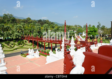 La vista dal balcone del Royal Pavilion al Royal Flora Ratchaphruek in Chiang Mai Thailandia di statue buddiste & ponte pedonale Foto Stock