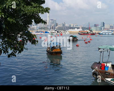 Dh Causeway Bay Hong Kong Ferry sampans a Causeway Bay Typhoon Shelter anchorage sampan Harbour Foto Stock