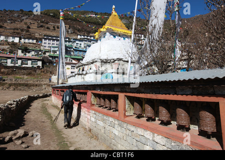 Namche Bazar Himalaya Stupa Ruote della preghiera Foto Stock