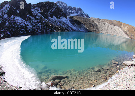 Vista della Valle di Gokyo lago glaciale in Himalaya Foto Stock