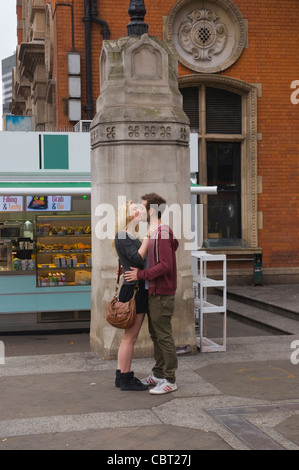 Gli amanti a Liverpool Street station est Londra Inghilterra Regno Unito Europa Foto Stock