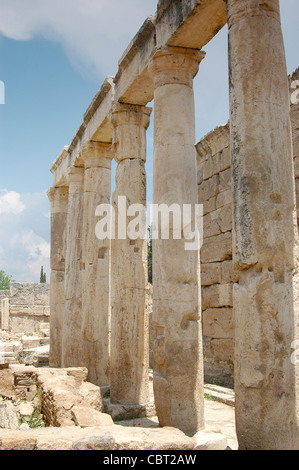 Le rovine della città antica di Hierapolis sulla collina Pamukkale Foto Stock