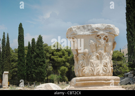 Le rovine della città antica di Hierapolis sulla collina Pamukkale Foto Stock