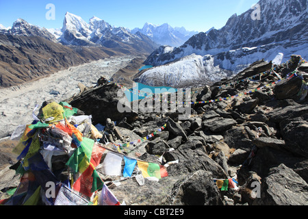 Vista dal vertice di Gokyo-Ri del villaggio di Gokyo, ghiacciaio della valle e il lago in Himalaya Foto Stock