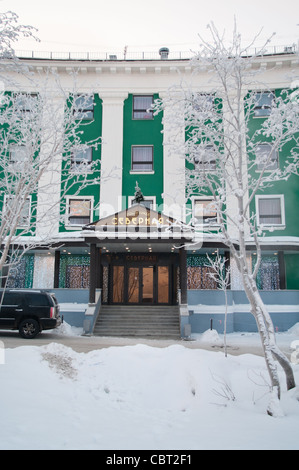 Hotel 'Severnaya' nella città di Kirovsk, penisola di Kola, Russia. Stagione invernale Foto Stock