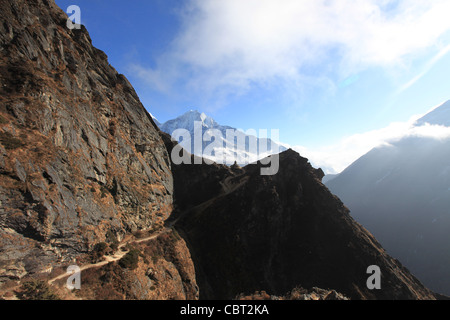 Una montagna himalayana percorso avvolte in nubi Foto Stock