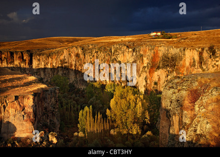 Cappadocia, Aksaray, Turchia. L'ingresso della Valle di Ihlara sotto pesante, nuvoloso sk Foto Stock