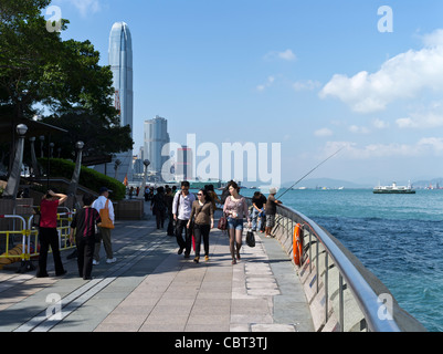 dh Expo WAN Chai Promenade WANCHAI WATERFRONT ISOLA DI HONG KONG Persone che camminano Central skyline davanti al porto victoria Foto Stock