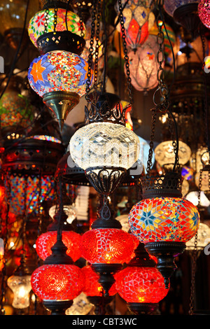 Un negozio con un bellissimo stile orientale lampade in Kapali Carsi ("Mercato coperto'), Istanbul, Turchia. Foto Stock