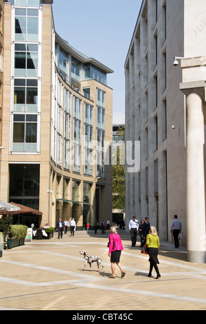 Due donne e cane dalmata a piedi attraverso Paternoster square passato Stock Exchange, City of London, Londra, Regno Unito Foto Stock