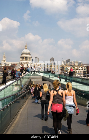 Millenium Bridge con la Cattedrale di St Paul e la City of London skyline al di là. Londra, Regno Unito Foto Stock