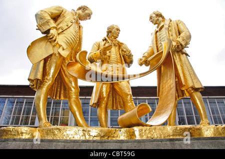 Guilded statua di Boulton, Watt e Murdoch, Broad Street, Birmingham, West Midlands, England, Regno Unito Foto Stock