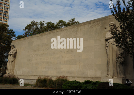 Vista obliqua Brooklyn War Memorial, con più grandi di quelle reali figure a rilievo sculture, Cadman Plaza Park di Brooklyn, New York Foto Stock