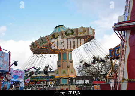 Sedia swing fairground ride a Francoforte il Mercato di Natale, Centenary Square, Birmingham, West Midlands, England, Regno Unito Foto Stock