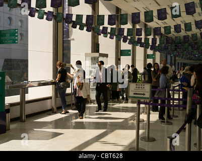 Dh generale Post Office central HONG KONG Connaught Place interno invio della gente e la messa in coda Foto Stock