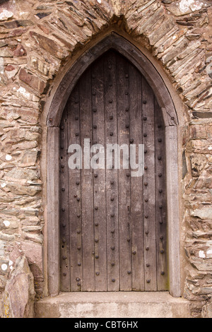 Chiuso quercia antica porta di legno in pietra appuntita arco gotico porta, vecchio Giovanni follia Glenfield Lodge Park, Leicestershire, England, Regno Unito Foto Stock