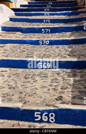 Alcune delle centinaia di scale che collegano il villaggio di Fira con, Gyalos, il vecchio porto dell'isola di Santorini, Cicladi Grecia. Foto Stock