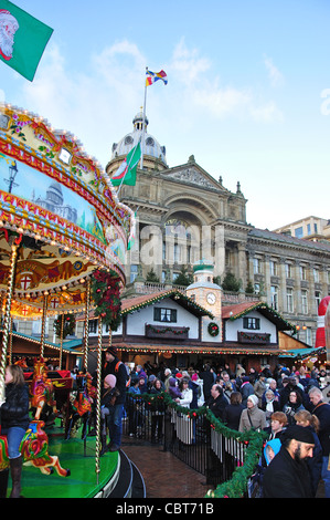 I bambini la giostra a Francoforte il Mercato di Natale, Victoria Square, Birmingham, West Midlands, England, Regno Unito Foto Stock