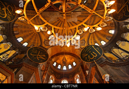 Vista interna di Hagia Sofia, con splendido affresco cristiana e islamica iscrizioni e impressionante lampadario. Istanbul, Turchia Foto Stock