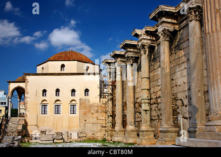 Adriano la biblioteca e in background, Tsistarakis moschea, ora un museo della ceramica. Monastiraki, Atene, Grecia Foto Stock