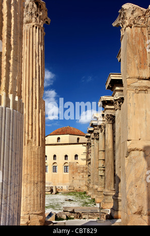 Adriano la biblioteca e in background, Tsistarakis moschea, ora un museo della ceramica. Monastiraki, Atene, Grecia Foto Stock