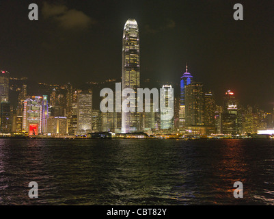 Dh PORTO DI HONG KONG skyline centrale in corrispondenza di luci notturne IFC 2 torre ed edifici paesaggio urbano della città Foto Stock