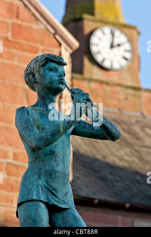 Peter Pan statua che si trova nella parte anteriore della chiesa orologio, Kirriemuir, Scozia, luogo di nascita di J M Barrie, il creatore di Peter Pan Foto Stock