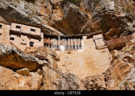 Il santo monastero di Kipina, pendente da una scogliera in Tzoumerka regione montagnosa, Ioannina, Epiro, Grecia Foto Stock