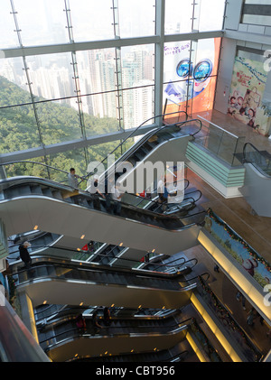 Dh il Victoria Peak di Hong Kong Peak Tower tram terminal interno escalator Foto Stock