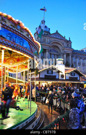 I bambini la giostra a Francoforte il Mercato di Natale, Victoria Square, Birmingham, West Midlands, England, Regno Unito Foto Stock