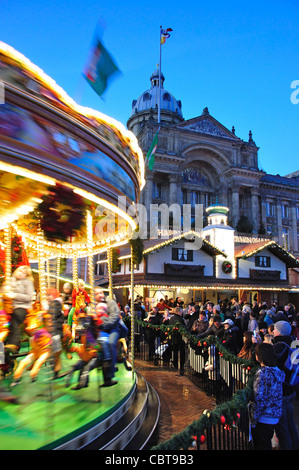 I bambini la giostra a Francoforte il Mercato di Natale, Victoria Square, Birmingham, West Midlands, England, Regno Unito Foto Stock