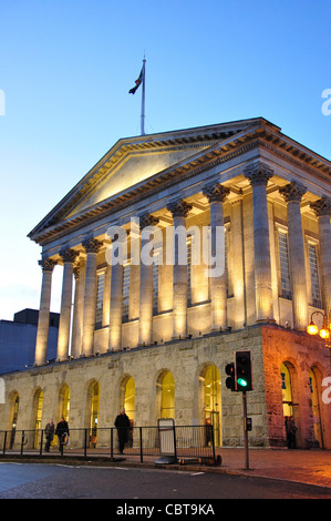 Birmingham Town Hall al crepuscolo, Chamberlain Square, Birmingham, West Midlands, England, Regno Unito Foto Stock