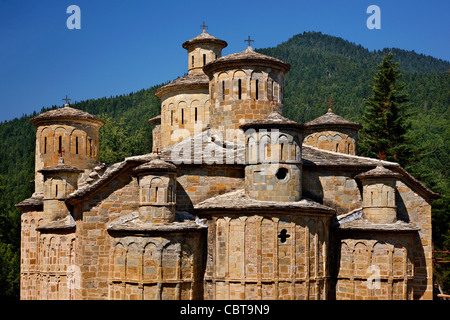 Alcuni dei 13 (!) cupole di Doliana (o 'Dolianon') monastero nella regione di Aspropotamos, Trikala, Tessaglia, Grecia Foto Stock