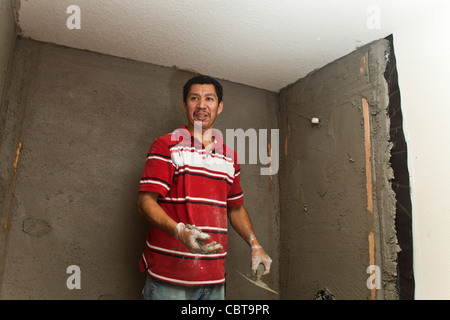 Uomo ispanico dal Messico il suo lavoro di costruzione propria azienda negli Stati Uniti sostituisce la doccia. Signor © Myrleen Pearson Foto Stock