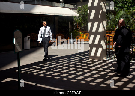 Il presidente Barack Obama passeggiate per un incontro di lavoro durante il vertice APEC Novembre 12, 2011 a Honolulu, Hawaii. Foto Stock