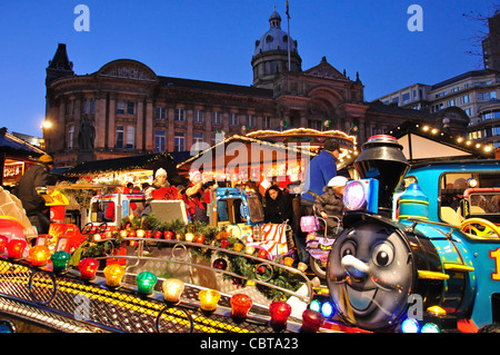 Bambini's ride a Francoforte il Mercatino di Natale di Victoria Square, Birmingham, West Midlands, England, Regno Unito Foto Stock