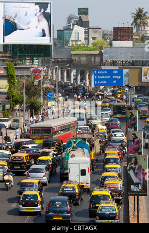 La congestione del traffico su autostrada in centro a Bandra, Andheri e Santacruz e percorso di accesso al BKC complesso in Mumbai, India Foto Stock