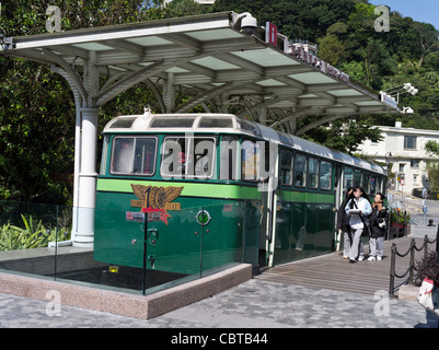 Dh il Victoria Peak di Hong Kong i turisti cinesi al Peak Tram Centro informazioni turistiche ferrovia funicolare Foto Stock