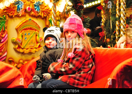 I bambini sulla giostra, Frankfurt Mercatino di Natale, Victoria Square, Birmingham, West Midlands, England, Regno Unito Foto Stock