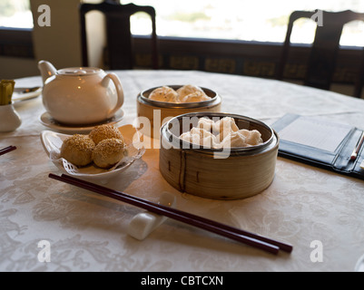 dh Jumbo ristorante galleggiante ABERDEEN HONG KONG Cantonese Dim Sum tavolo chopsticks tè cinese pasto cinese piatto cucina bambù cibo Foto Stock