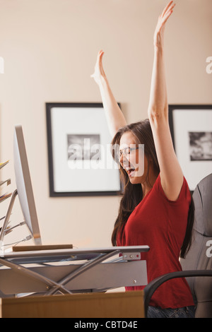La donna caucasica tifo alla scrivania in ufficio in casa Foto Stock