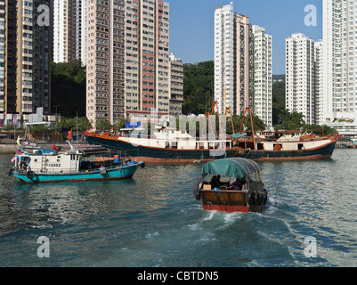 Dh Porto di Aberdeen ABERDEEN HONG KONG Sampan ferry e giunche da pesca nel porto di Aberdeen ancoraggio barche cinese Foto Stock